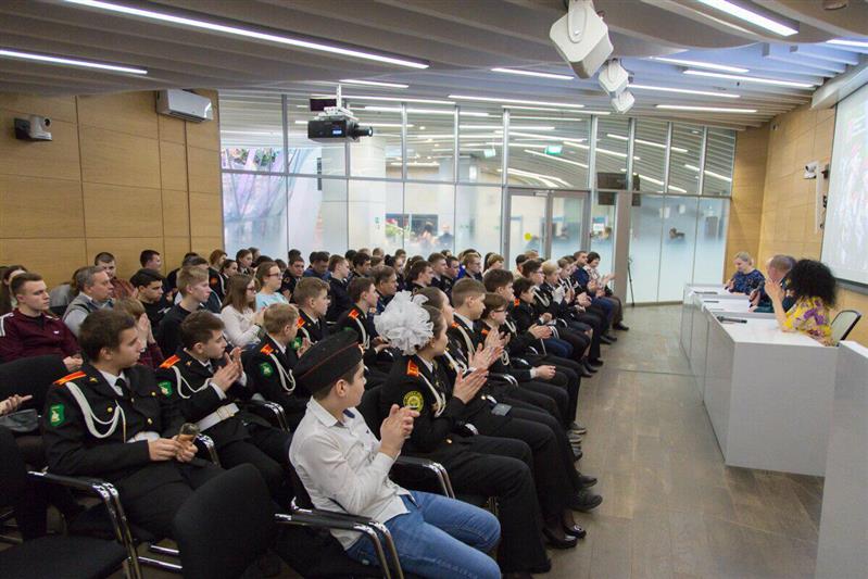 Совет по культуре при Росгвардии провел встречу офицеров ведомства с молодежью в парке «Зарядье»