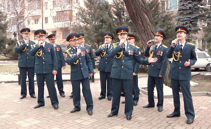 Артисты ансамбля песни и пляски Южного округа Росгвардии порадовали жительниц донской столицы музыкальным флешмобом (фото, видео)