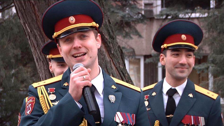 Артисты ансамбля песни и пляски Южного округа Росгвардии порадовали жительниц донской столицы музыкальным флешмобом (фото, видео)