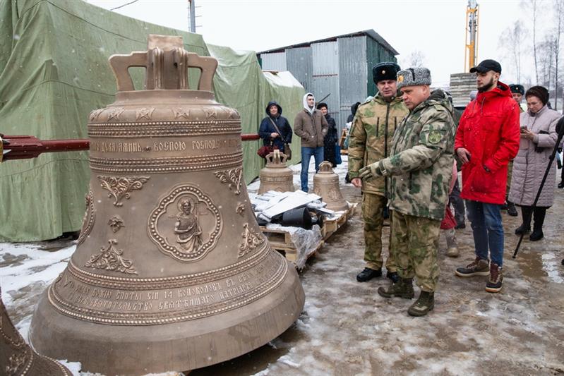 На звонницу главного храма Росгвардии установили 14 освященных колоколов