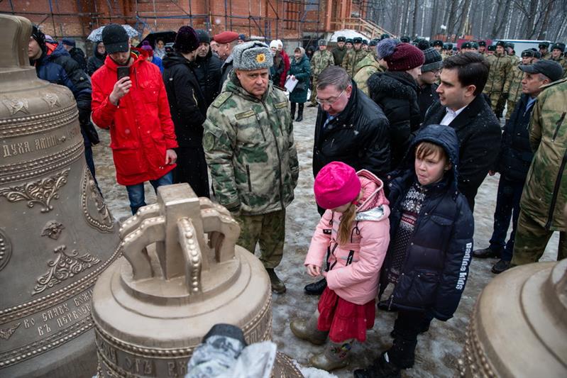 На звонницу главного храма Росгвардии установили 14 освященных колоколов