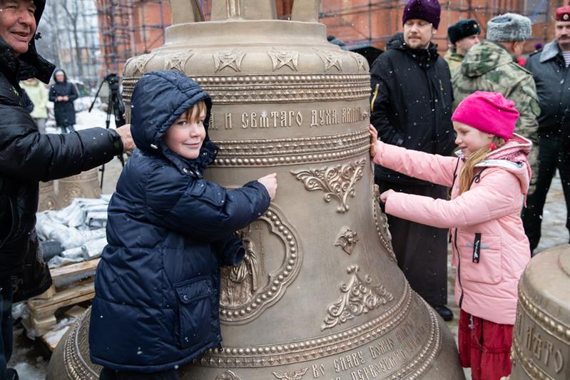 На звонницу главного храма Росгвардии установили 14 освященных колоколов