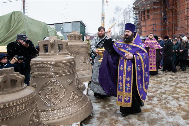На звонницу главного храма Росгвардии установили 14 освященных колоколов