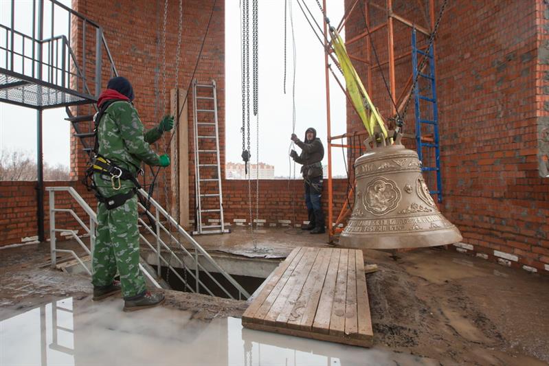 На звонницу главного храма Росгвардии установили 14 освященных колоколов