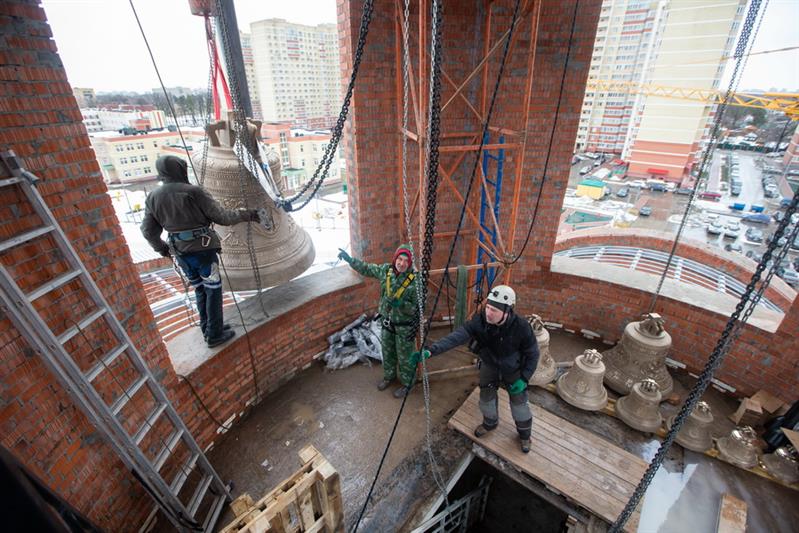 На звонницу главного храма Росгвардии установили 14 освященных колоколов