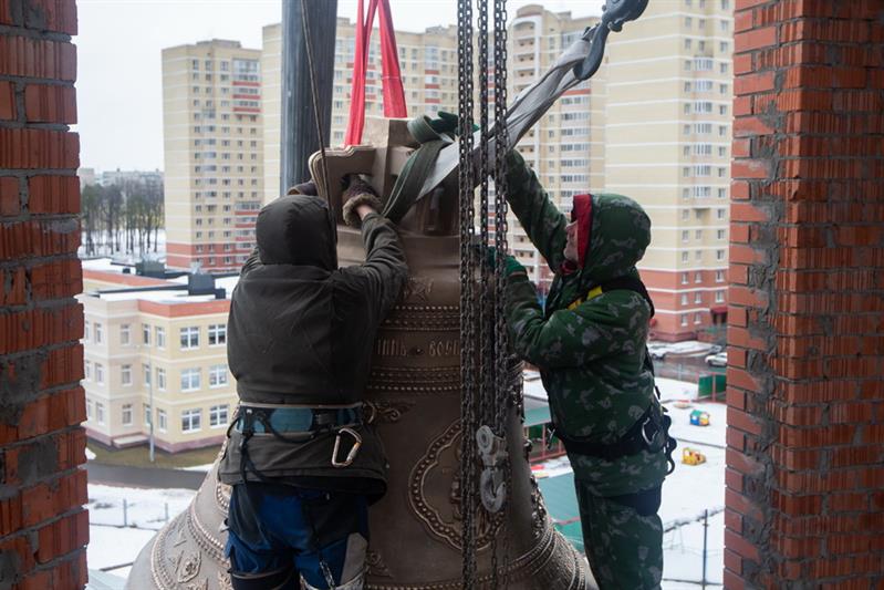 На звонницу главного храма Росгвардии установили 14 освященных колоколов