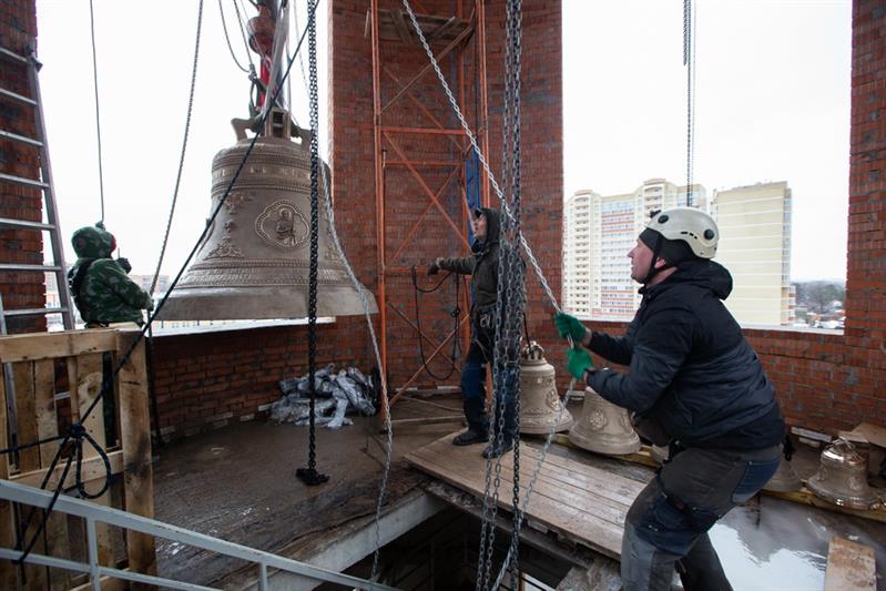 На звонницу главного храма Росгвардии установили 14 освященных колоколов