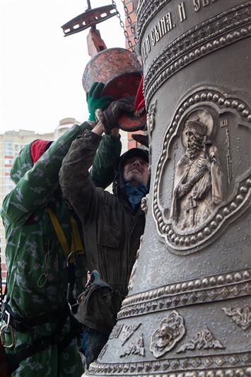На звонницу главного храма Росгвардии установили 14 освященных колоколов