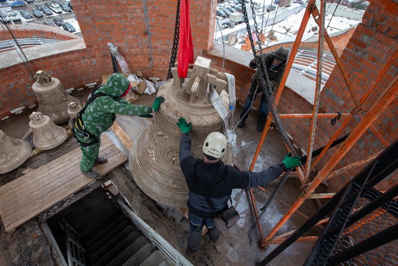 На звонницу главного храма Росгвардии установили 14 освященных колоколов