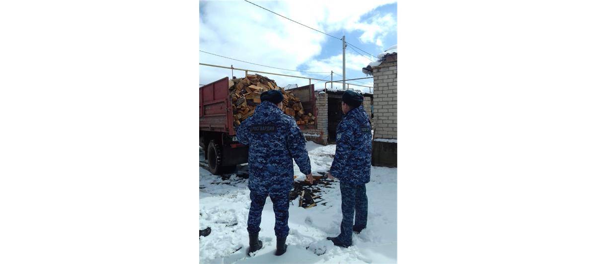 В Карачаево-Черкесии росгвардейцы оказали помощь малоимущей семье в заготовке дров