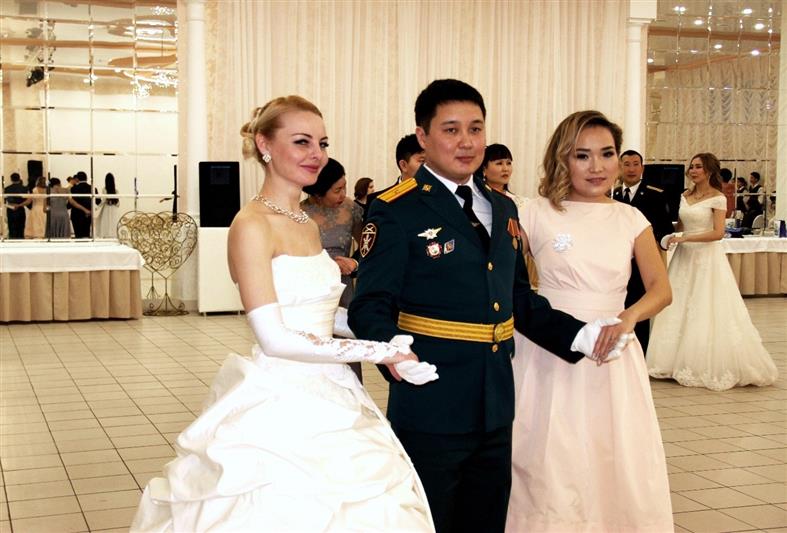 В преддверии Международного женского дня калмыцкие росгвардейцы приняли участие в ежегодном офицерском бале