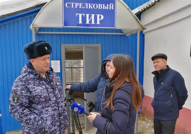 В рамках квеста Росгвардии мордовские журналисты попробовали сдать экзамен на лицензию частного охранника