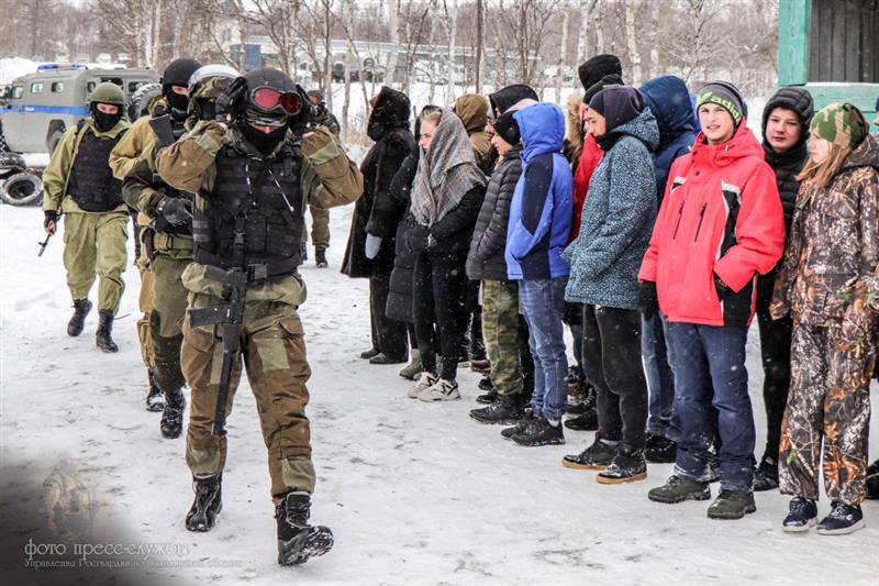 В сахалинском ОМОН состоялась военно-патриотическая акция, приуроченная к 100-летию со дня рождения Михаила Калашникова 