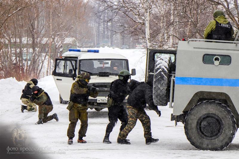 В сахалинском ОМОН состоялась военно-патриотическая акция, приуроченная к 100-летию со дня рождения Михаила Калашникова 