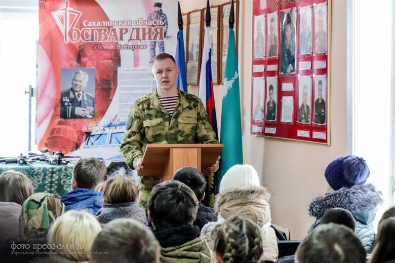 В сахалинском ОМОН состоялась военно-патриотическая акция, приуроченная к 100-летию со дня рождения Михаила Калашникова 