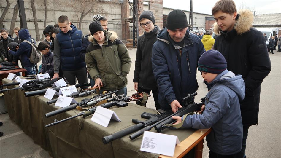 В канун Дня Росгвардии красноярский ОМОН на транспорте открыл свои двери для гостей