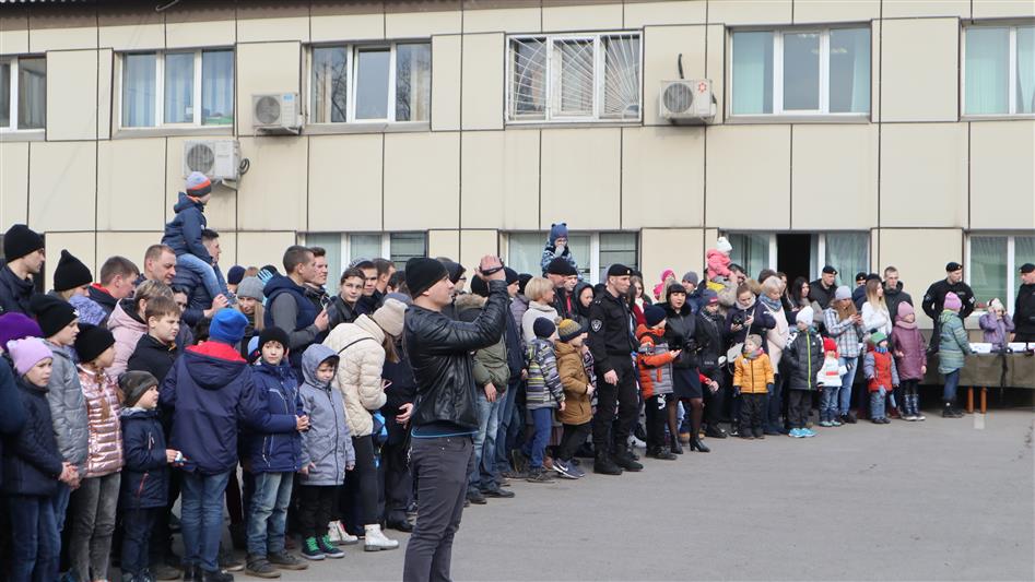 В канун Дня Росгвардии красноярский ОМОН на транспорте открыл свои двери для гостей