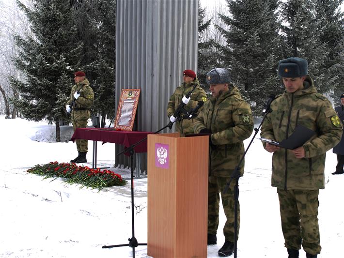 На надгробиях павших спецназовцев войск правопорядка в Новосибирске появились краповые и оливковые береты