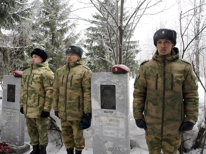 На надгробиях павших спецназовцев войск правопорядка в Новосибирске появились краповые и оливковые береты