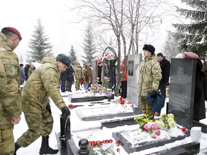 На надгробиях павших спецназовцев войск правопорядка в Новосибирске появились краповые и оливковые береты