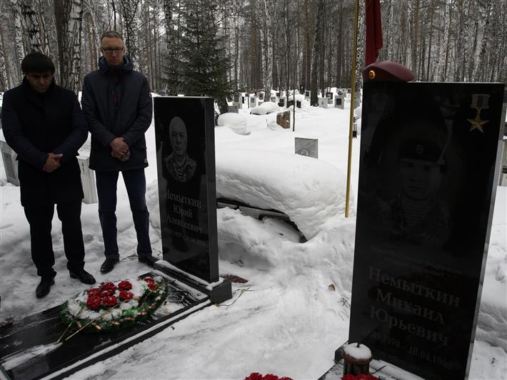 На надгробиях павших спецназовцев войск правопорядка в Новосибирске появились краповые и оливковые береты