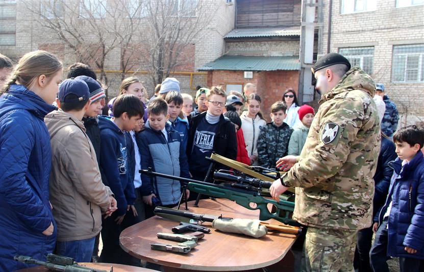 В рамках акции «Неделя с Росгвардией» ОМОН открыл свои двери для астраханских школьников