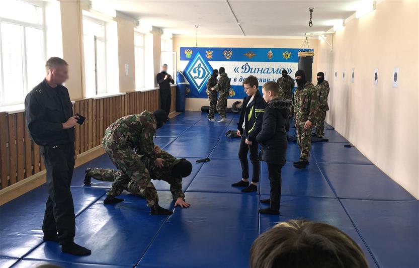 В рамках акции «Неделя с Росгвардией» ОМОН открыл свои двери для астраханских школьников