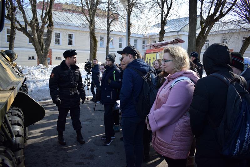 Военнослужащие казанского полка Росгвардии провели Урок мужества для школьников