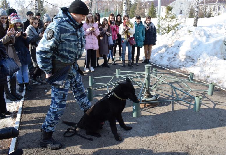 Взрывотехники ОМОН рассказали об особенностях своей работы студентам журфака Казанского федерального университета (фото, видео)