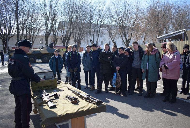 Военнослужащие казанского полка Росгвардии провели Урок мужества для школьников
