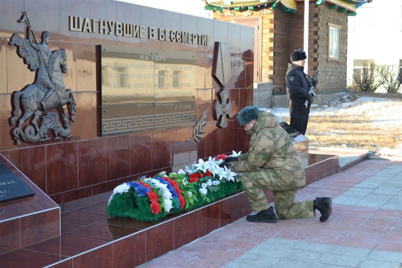Военнослужащие и сотрудники Восточного округа Росгвардии почтили память боевых товарищей