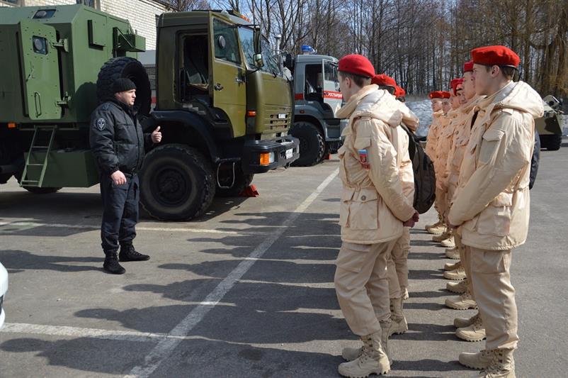 Брянские юнармейцы побывали в подразделениях ОМОН и СОБР Росгвардии