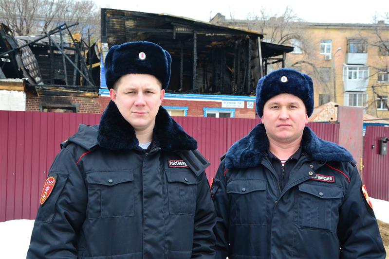 Росгвардейцы эвакуировали жильцов четырех домов во время пожара в Самаре (видео)