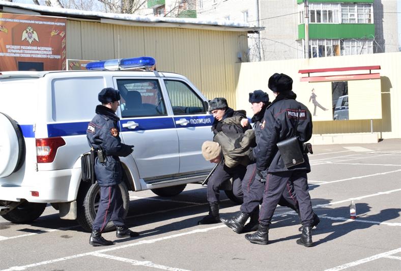 Военнослужащие казанского полка Росгвардии провели Урок мужества для школьников