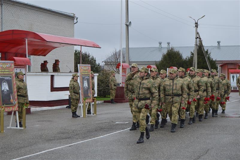 В преддверии Дня Росгвардии военнослужащие артиллерийского полка грозненского соединения почтили память погибших товарищей