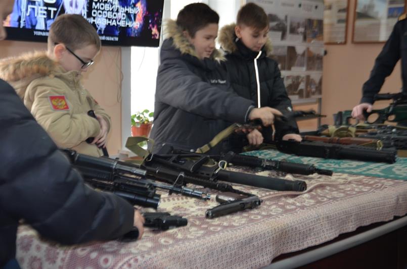 ОМОН открыл свои двери для сахалинских юнармейцев