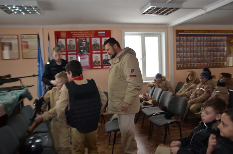 ОМОН открыл свои двери для сахалинских юнармейцев
