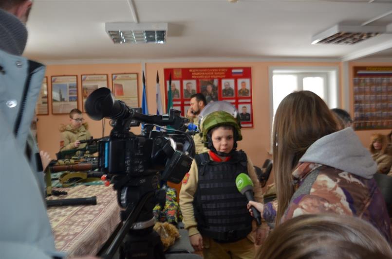 ОМОН открыл свои двери для сахалинских юнармейцев