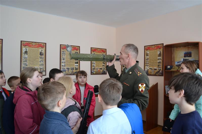 Росгвардейцы провели День открытых дверей для ульяновских школьников 