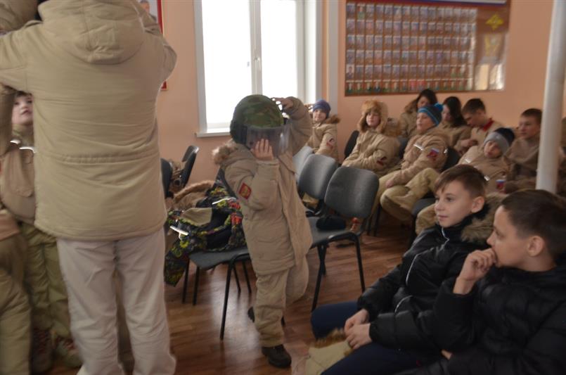 ОМОН открыл свои двери для сахалинских юнармейцев