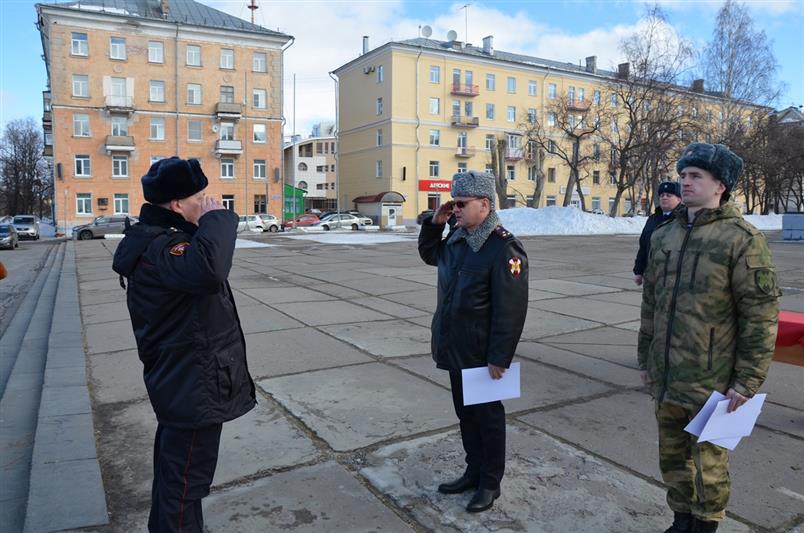 На гарнизонном инструктаже в Архангельске наградили отличившихся сотрудников вневедомственной охраны