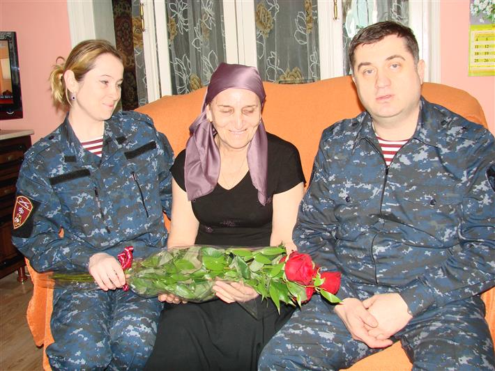 Дагестанские росгвардейцы поздравили с Международным женским днем родственниц погибших сослуживцев