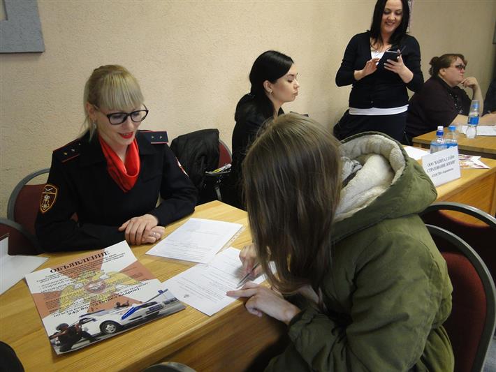 Владивостокские росгвардейцы ответили на вопросы участниц «Ярмарки вакансий» 