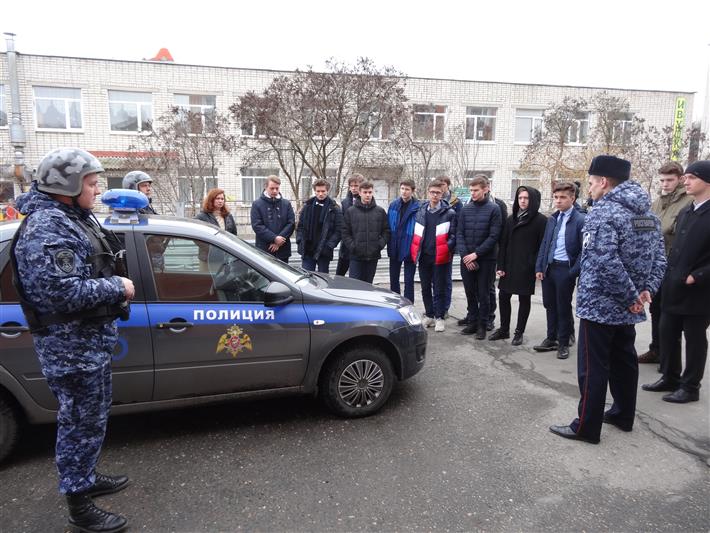В один из «Дней Росгвардии» брянские школьники посетили областное управление вневедомственной охраны 