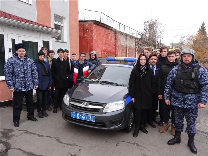 В один из «Дней Росгвардии» брянские школьники посетили областное управление вневедомственной охраны 
