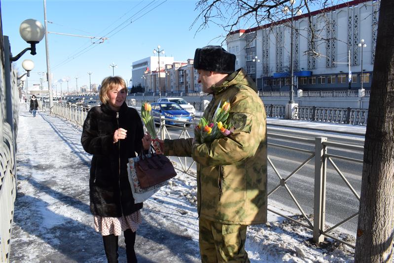 Росгвардейцы порадовали жительниц Приволжья тюльпанами (фото, видео)