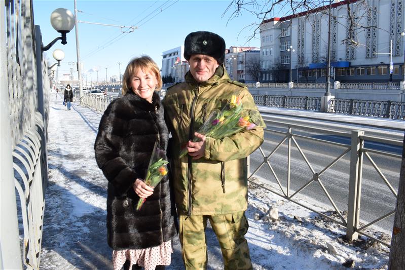 Росгвардейцы порадовали жительниц Приволжья тюльпанами (фото, видео)