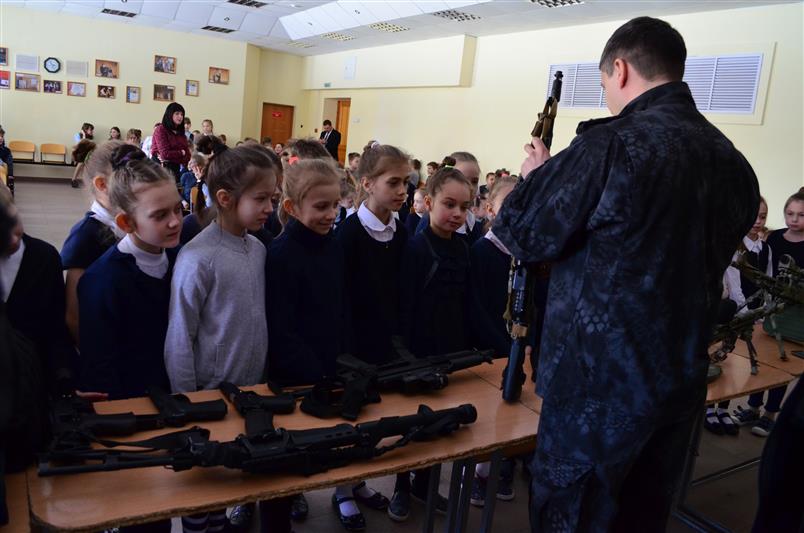 Офицеры владимирского СОБР провели Урок мужества для воспитанников лицея