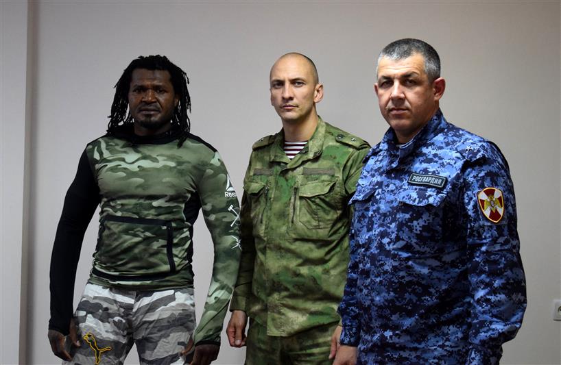 Титулованный боец смешанных единоборств провел занятие с росгвардейцами Крыма