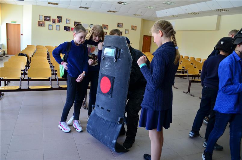 Офицеры владимирского СОБР провели Урок мужества для воспитанников лицея